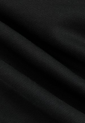 Zwart weefsel met een gladde textuur en een ribbelpatroon, dat subtiele plooien en schaduwen laat zien, met nadruk op de lichte en rekbare eigenschappen.