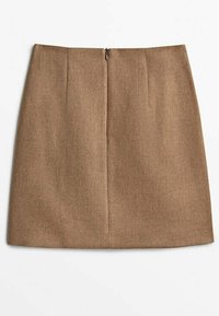 Mini-jupe en laine marron avec fermeture éclair sur le devant et coutures frontales discrètes, posée à plat sur un fond blanc.