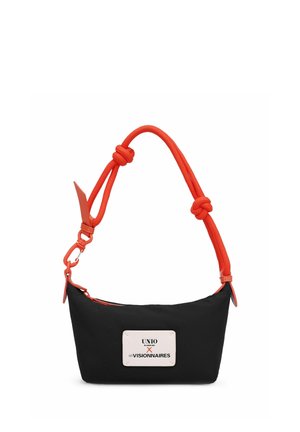 Kleine schwarze Handtasche mit leuchtend rotem Kordelgriff und weißem Etikett mit der Aufschrift UNIO x LES VISIONNAIRES auf der Vorderseite.