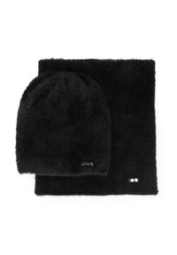 Ensemble bonnet noir duveteux et écharpe assortie, fabriqués en matériau doux. Les deux articles présentent un branding minimal avec des accents argentés.