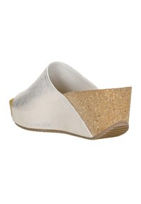 Sandalo con tacco a cuneo in pelle argento, design con punta aperta, parte superiore texturizzata e tacco ricoperto di sughero. Forma curva con una finitura morbida.