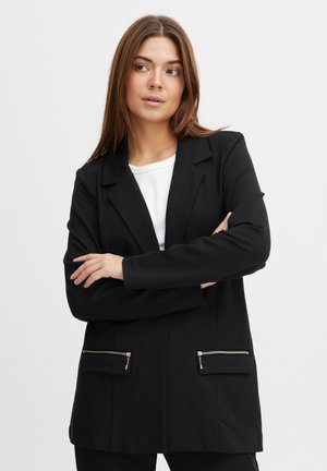 Černý blazer s upraveným designem, jednobuttonovým zapínáním, dvěma zipovými předními kapsami a hladkou texturou látky.