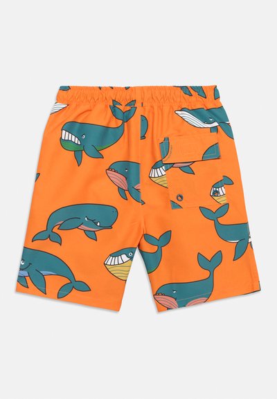 Πορτοκαλί μαγιό σορτς με γαλάζιες και λευκές καρτούν φάλαινες και πίσω τσέπη με καπάκι και κουμπί.
