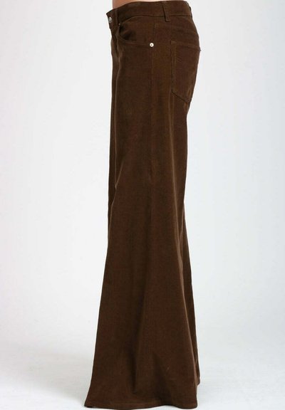 Pantaloni a gamba larga in velluto a coste marrone scuro, con vita alta, tasche laterali e posteriori e una texture liscia. Inclusi dettagli in metallo argentato.