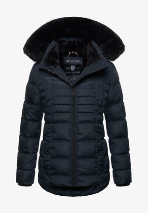 Giacca imbottita blu navy con cappuccio foderato in pelliccia sintetica, chiusura a zip e polsini elastici. Presenta una texture trapuntata e tasche laterali.