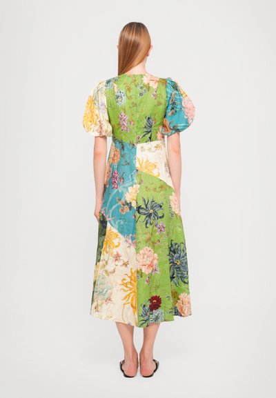 Abito midi floreale con maniche a sbuffo, design a patchwork con sezioni verde, blu e crema, e dettagliati motivi floreali.