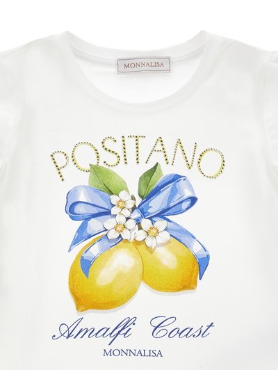 Λευκό πουκάμισο με τη λέξη "Positano" σε χρυσά καρφίτσες, δύο κίτρινα λεμόνια με λευκά άνθη και μια μπλε κορδέλα, και τη φράση "Amalfi Coast" σε μπλε γραφή.