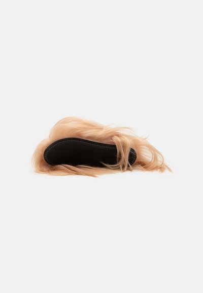Material sintetic de păr blond cu o față inferioară texturată neagră. Părul este liber și ondulat, asemănându-se cu o perucă sau o piesă de păr.