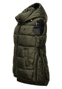 Gilet rembourré vert olive avec capuche, doté d'une fermeture éclair à l'avant, de poches latérales et d'un écusson logo distinctif sur l'épaule gauche.