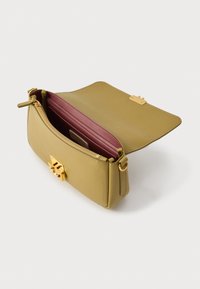 Borsa a mano in pelle verde oliva con chiusura in tonalità oro. Interno con fodera rosa e tasca con zip. Forma rettangolare con finitura testurizzata.