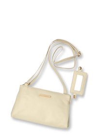 Borsa a tracolla in pelle beige con una texture liscia, caratterizzata da accessori in tonalità oro e un'etichetta rimovibile con una finestra rettangolare.