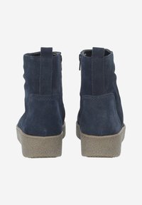Stivali alla caviglia in suede blu navy con suola in gomma testurizzata, cerniere posteriori e parte superiore morbida e flessibile. Presenta una linguetta sul tallone per una facile calzata.