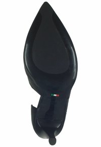 Scarpa nera con tacco alto, punta affilata e retro aperto, caratterizzata da una superficie liscia e una suola piatta, decorata con i colori della bandiera italiana.