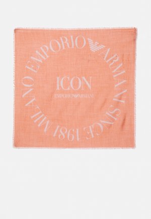 Peachfarget skjerf med frynser har hvit tekst som leser "IKON" og "EMPORIO ARMANI" i et sirkulært design.