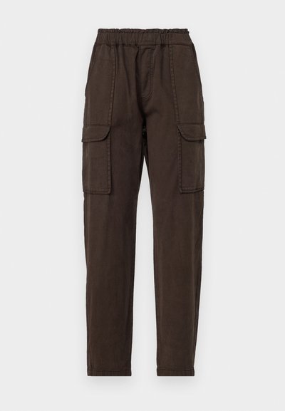 Bruine cargobroek met een elastische tailleband, twee grote voorzakken en een taps toelopend ontwerp. Gemaakt van lichtgewicht stof met een matte textuur.