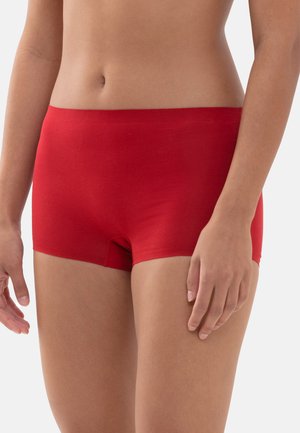 Rote Baumwoll-Boyshorts mit glatter Textur und elastischem Bund, in mittellanger Schnittform und ohne sichtbare Nähte oder Muster.