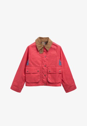 Κόκκινο casual μπουφάν με καφέ καρό γιακά από κοτλέ, κούμπωμα με κουμπιά πάτημα, δύο μπροστινές τσέπες και μπλε λεπτομέρειες με πλαϊνή σχισμή.