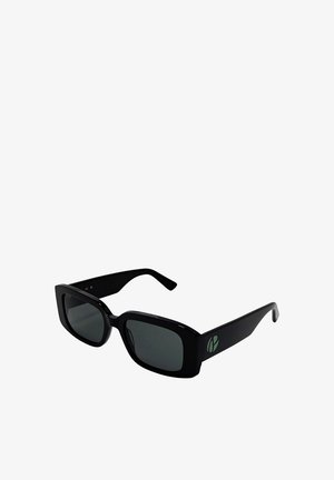 Zwarte rechthoekige zonnebril met donkere lenzen, voorzien van een gladde kunststof montuur en een groene logo-accent aan de zijkant.