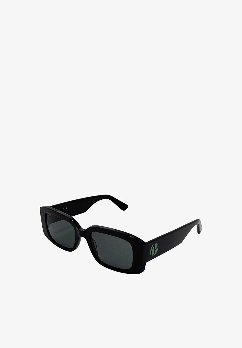 Čierne obdĺžnikové slnečné okuliare s tmavými sklami, s hladkým plastovým rámom a zeleným logom na strane.
