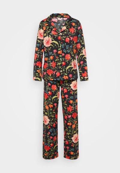 Pamučne pidžame s cvjetnim uzorkom na crnoj pozadini, s crvenim, ružičastim i plavim cvjetovima, izrađene od mekog materijala, koje se sastoje od košulje s gumbima i hlača.