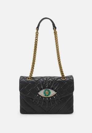 Sac à main en cuir matelassé noir avec bandoulière chaîne dorée et motif œil en perles comportant des accents verts et blancs sur le rabat avant.