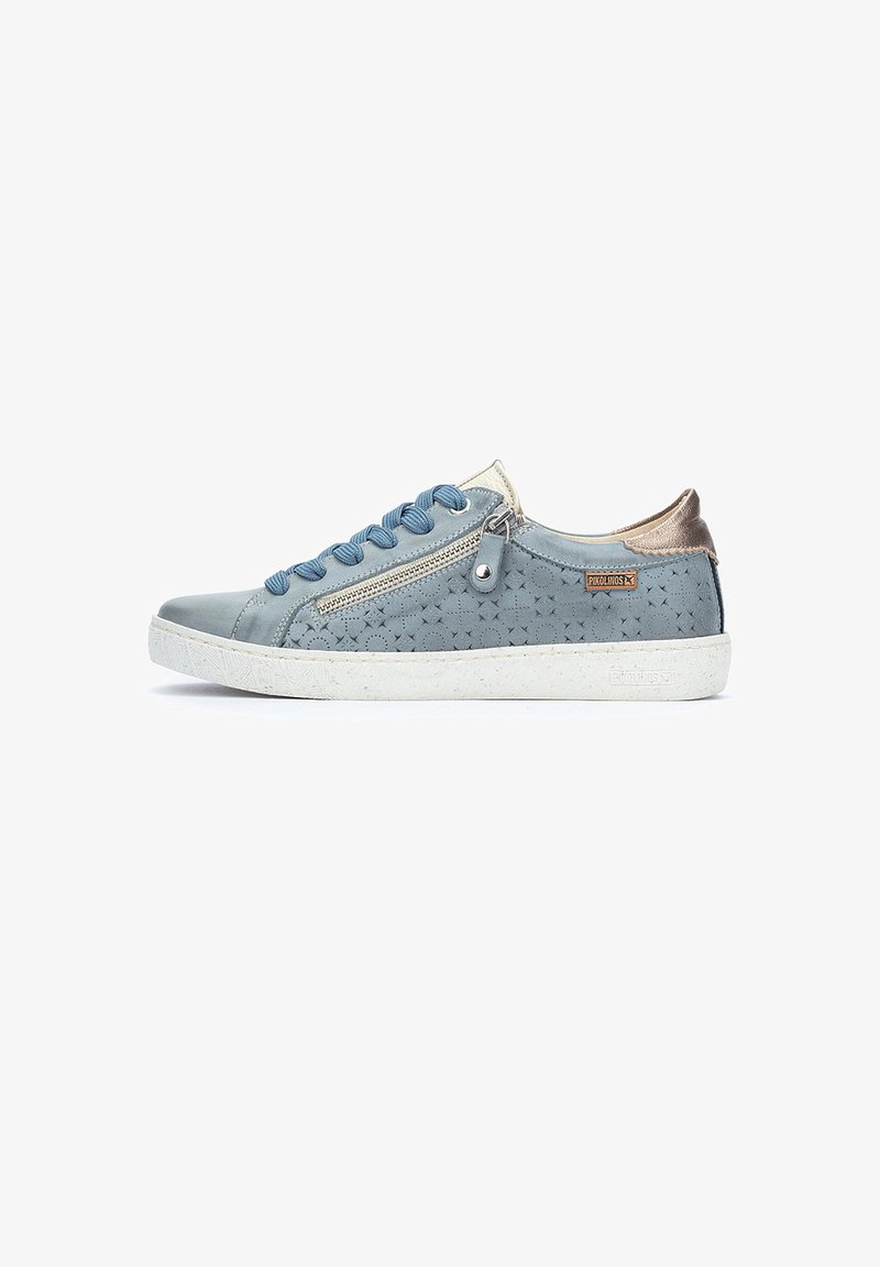 Baskets en cuir bleu clair avec un motif étoile texturé, semelle en caoutchouc blanche, lacets bleus, détail de fermeture éclair sur le côté et accents métalliques au niveau du talon.