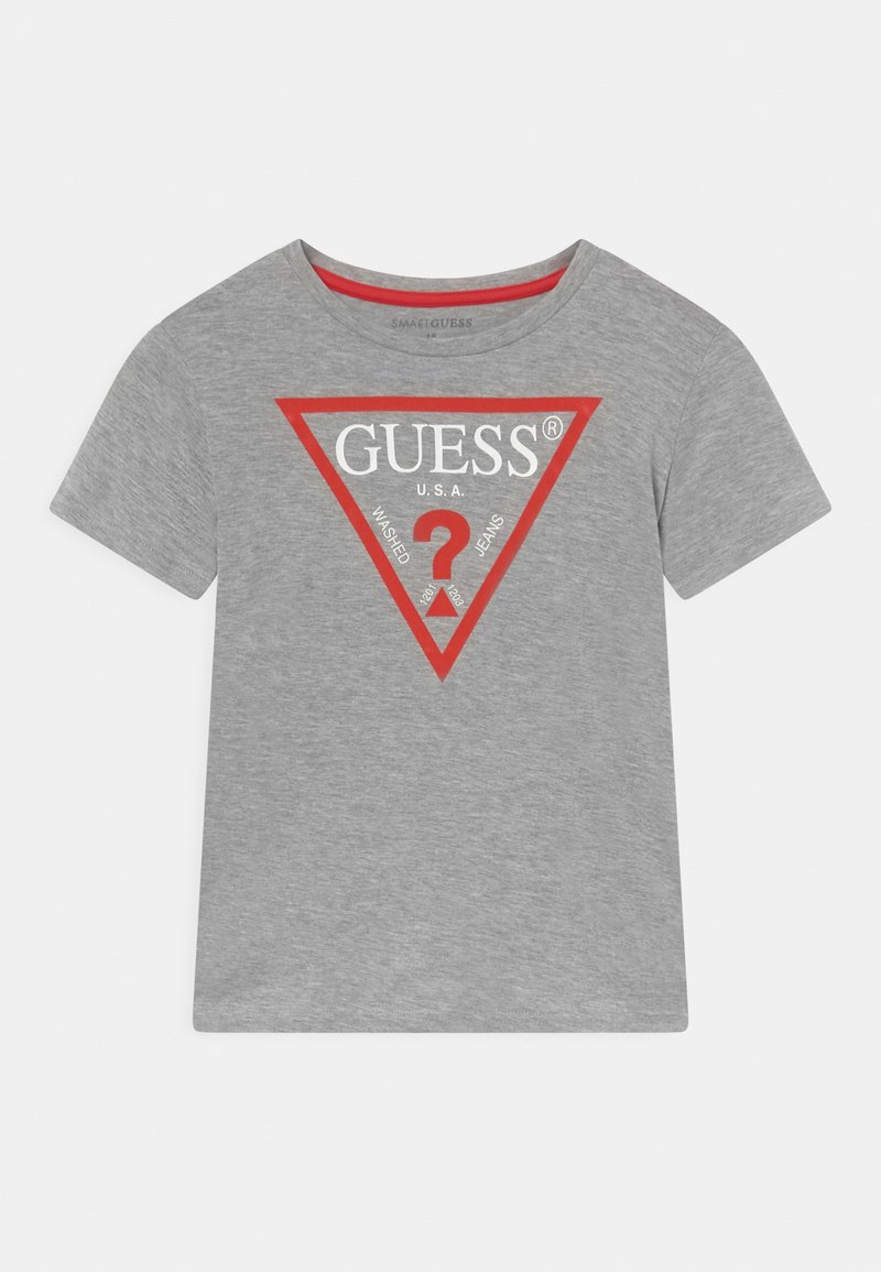 T-shirt gris à manches courtes avec un logo rouge en forme de triangle et un texte blanc indiquant "GUESS U.S.A.", avec un point d'interrogation rouge à l'intérieur du triangle.