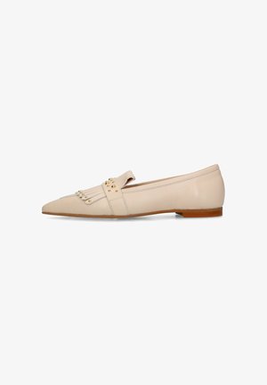 Beige leren platte loafer met puntige neus, decoratieve franjes, gouden studs en bruine zool.