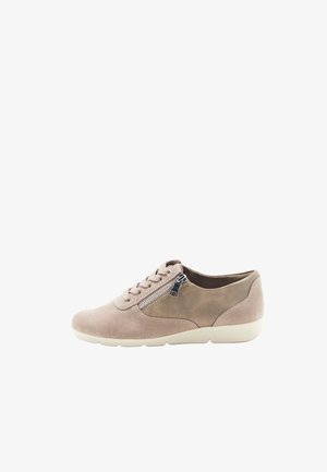 Suède lichtbeige sneaker met vetersluiting en zijrits. Ronde neus en gestructureerde zool voor grip. Glad accent aan de zijkanten.