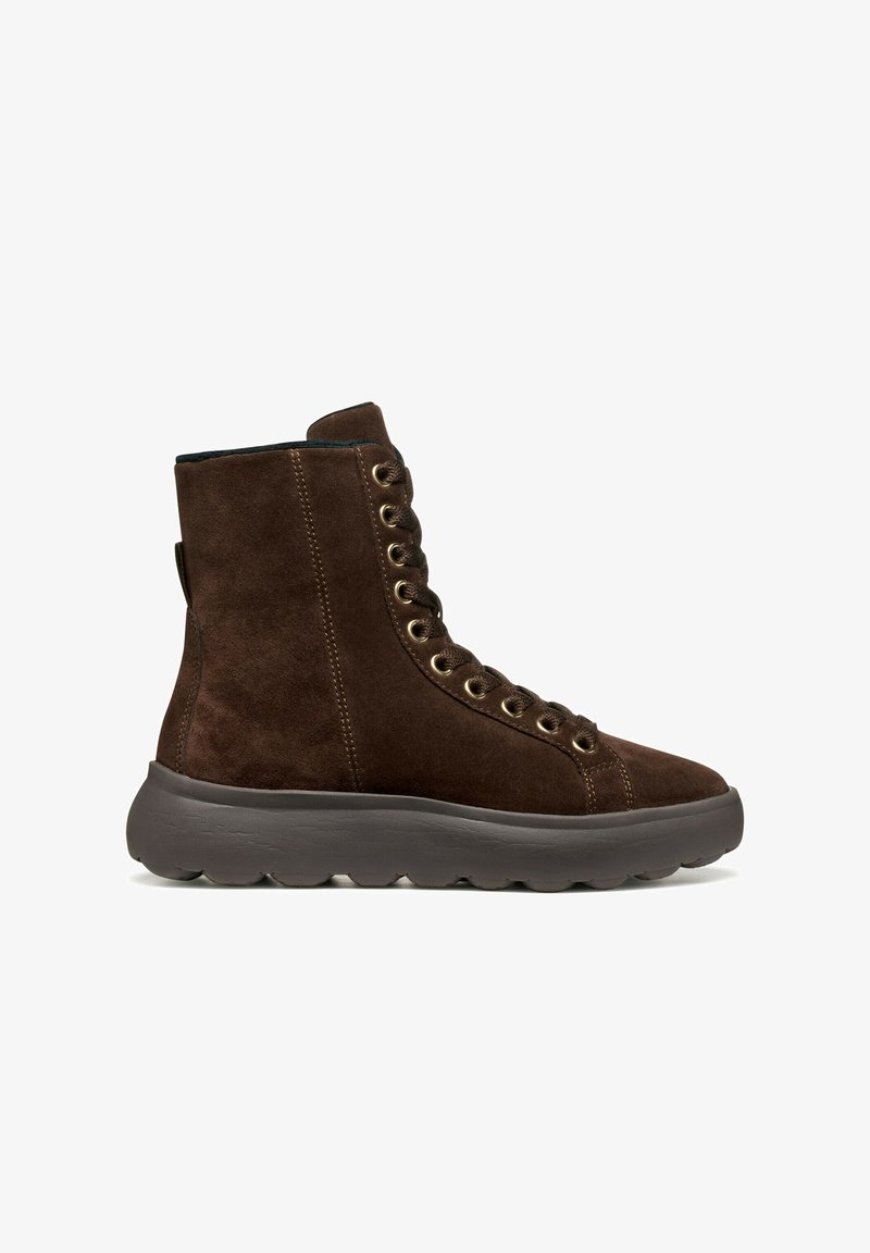 Stivale alla caviglia in suede marrone con punta rotonda, occhielli dorati, collare imbottito e suola in gomma spessa con bordo arrotondato.