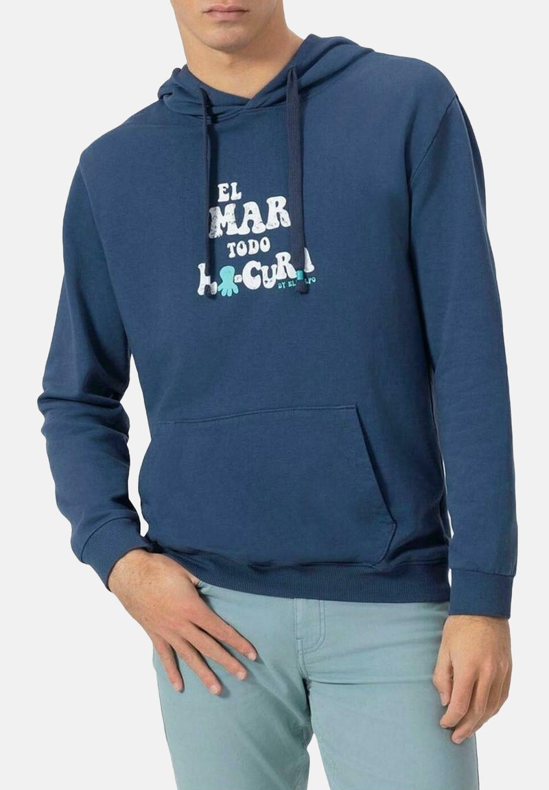 Sudadera de color azul marino hecha de algodón, con un bolsillo frontal, capucha con cordón y texto gráfico en blanco y azul, que representa un motivo de pulpo.