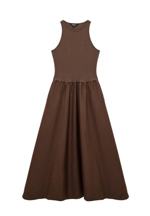 Ærmeløs brun kjole med tætsiddende ribstrikket overdel og samlet, fyldig nederdel, der rækker til anklerne.