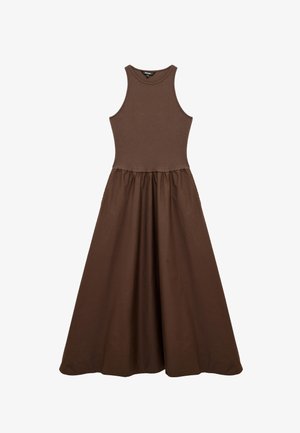 Ærmeløs brun kjole med tætsiddende ribstrikket overdel og samlet, fyldig nederdel, der rækker til anklerne.
