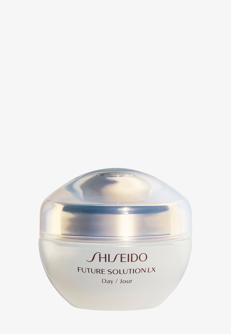 Shiseido Future Solution LX dagcrème in een ronde, matwitte pot met een reflecterend, zilverkleurig deksel op een witte achtergrond.