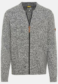 Grauer gestrickter Cardigan mit Reißverschluss, der ein strukturiertes Muster, gerippte Bündchen und ein kleines Logopatch am linken Ärmel aufweist. Schwarzer Reißverschluss als Akzent.