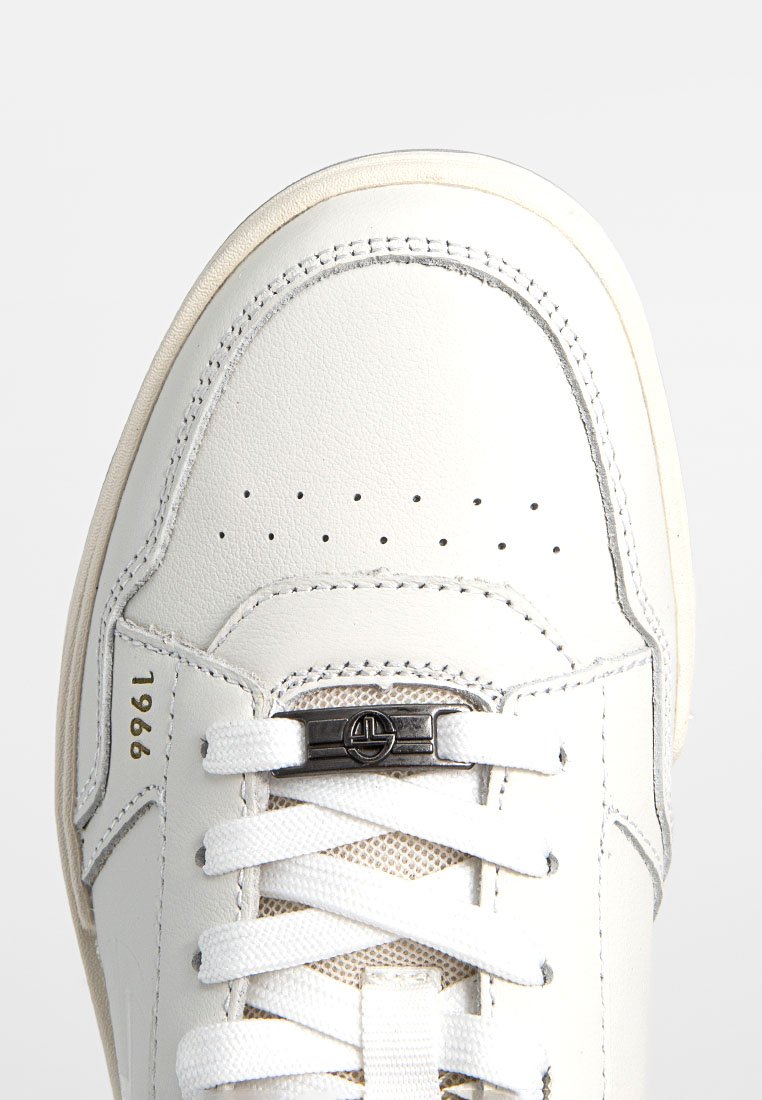 Sneaker bianco in pelle con punta perforata, chiusura con lacci, accenti in rete e dettaglio dorato "1966" sul lato. Texture liscia e design minimalista.