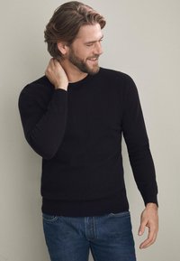 Unausgewählt, Black