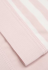 Ljusrosa tyg med vita horisontella ränder, med släta och texturerade sektioner, samt en smal ribbad kant längs kanten.