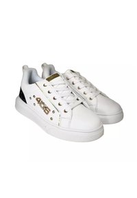 Sneaker bianchi con finitura in pelle liscia, dotati di accessori in oro, borchie decorative, un pannello nero texturizzato e lacci piatti.