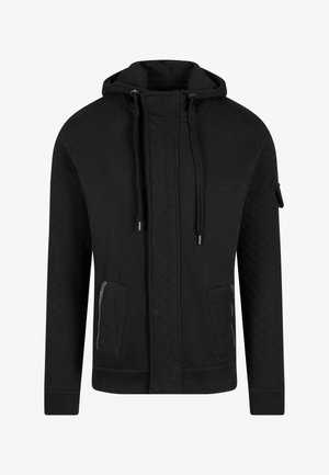 Črna kapuca iz mehkega blaga, s kviltano teksturo spredaj, dvema žeparenima žepoma in nastavljivimi vrvicami na kapuci.