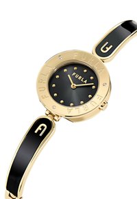 Reloj dorado con esfera negra, marcadores de hora engastados y "FURLA" grabado alrededor del bisel. Cuenta con elegantes acentos de esmalte negro en la correa.