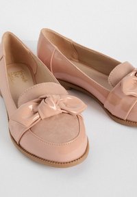 Světle růžové baleríny s lesklým lakovaným povrchem, s semišovou špičkou a ozdobnou mašličkou na přední straně. Gumená podrážka.