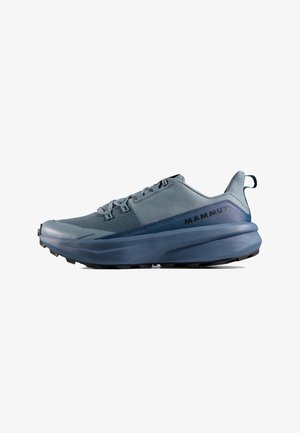 Flacher, blau-grauer Sportschuh mit Schnürverschluss, dicker Sohle und "Mammut"-Logo an der Seite, geeignet für den Außen- oder Freizeitgebrauch.