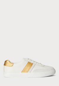 Λευκά sneakers από συνθετικό υλικό, με μεταλλική χρυσή ράγα και ακμή φτέρνας, που διαθέτουν υφασμάτινη ελαστική σόλα.