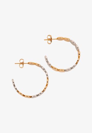 Kolczyki-koła z naprzemiennymi owalnymi ogniwami w kolorze złotym i srebrnym, zabezpieczone złotymi sztyftami i zapięciami w kształcie motylków.