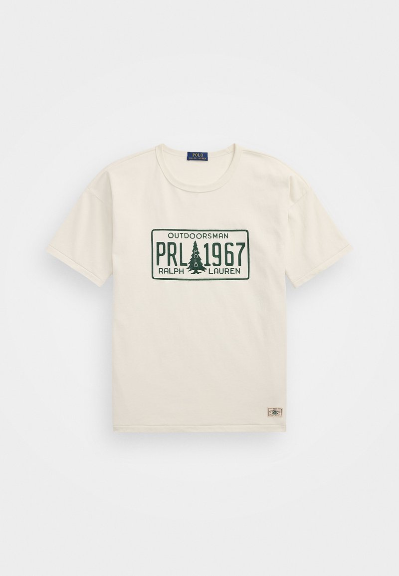 T-shirt en coton crème à manches courtes. Présente un imprimé graphique vert, comprenant "OUTDOORSMAN", "PRL 1967" et un motif de pin.