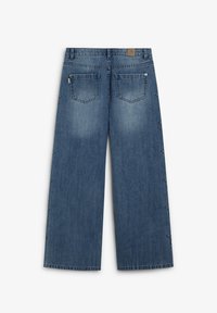 Pantalones de mezclilla de pierna ancha en azul desgastado. Detalles de botones a lo largo de las costuras laterales. Dos bolsillos traseros con un diseño bordado. Presillas para cinturón tradicionales.