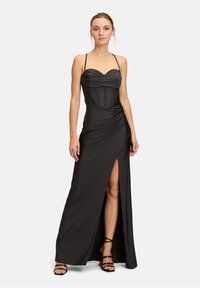 Czarna wieczorowa sukienka z dopasowanym gorsetem, dekoltem w kształcie serca i bocznym rozcięciem. Posiada cienkie ramiączka i drapowaną tkaninę, co dodaje faktury.