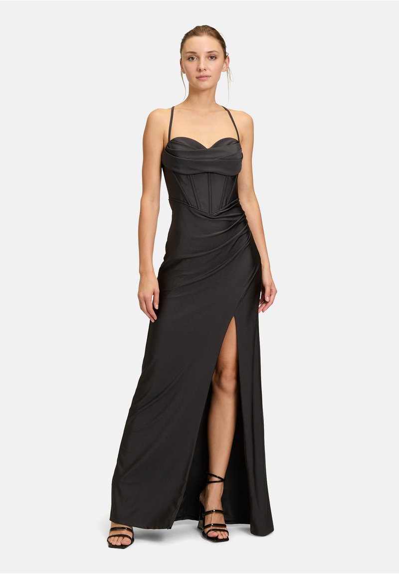 Czarna wieczorowa sukienka z dopasowanym gorsetem, dekoltem w kształcie serca i bocznym rozcięciem. Posiada cienkie ramiączka i drapowaną tkaninę, co dodaje faktury.