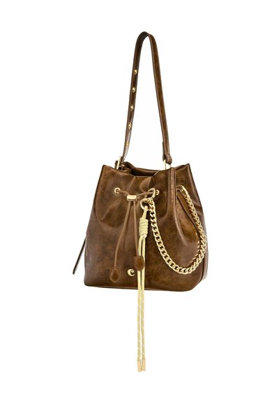 Rjava usnjena torbica v obliki vedra z nastavljivim trakom, zlatim verižnim dodatkom in zavezovanjem z bež resicami.